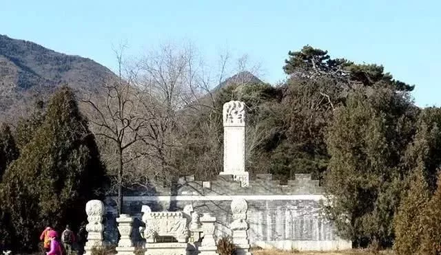 崇祯下令掘毁李自成祖坟，当打开棺椁时，一守墓之物让人心生恐惧