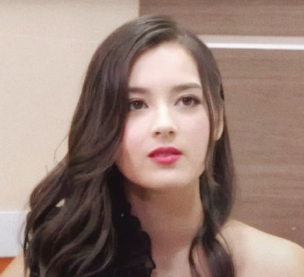 香港小姐童年照曝光，爸爸年轻有型妈妈高颜值，谢嘉怡从小美到大