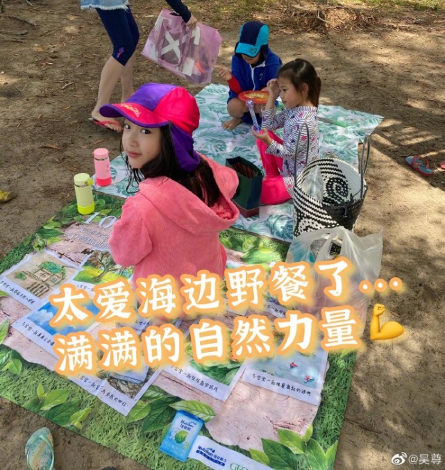 吳尊曬全家度假照表白：離不開家人，Neinei穿泳裝被讚超模