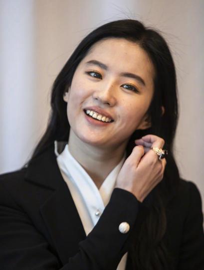 33岁刘亦菲晒近照，素颜鼻大瑕疵多，曾被吐槽不会穿衣腿还粗