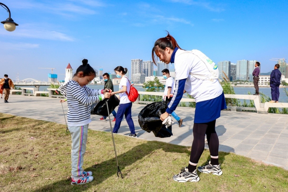 当横琴最时尚跑团遇上最美花海，五百参赛者引领绿色文明新风