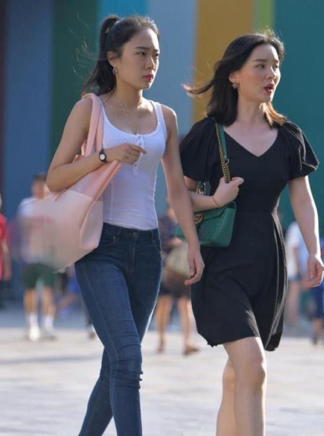 紧身白色挂脖衣，更显可爱迷人
