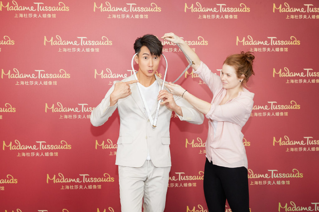 吳尊入駐蠟像館，成館內首尊仿生臂肌蠟像，和自己掰手腕一較高下