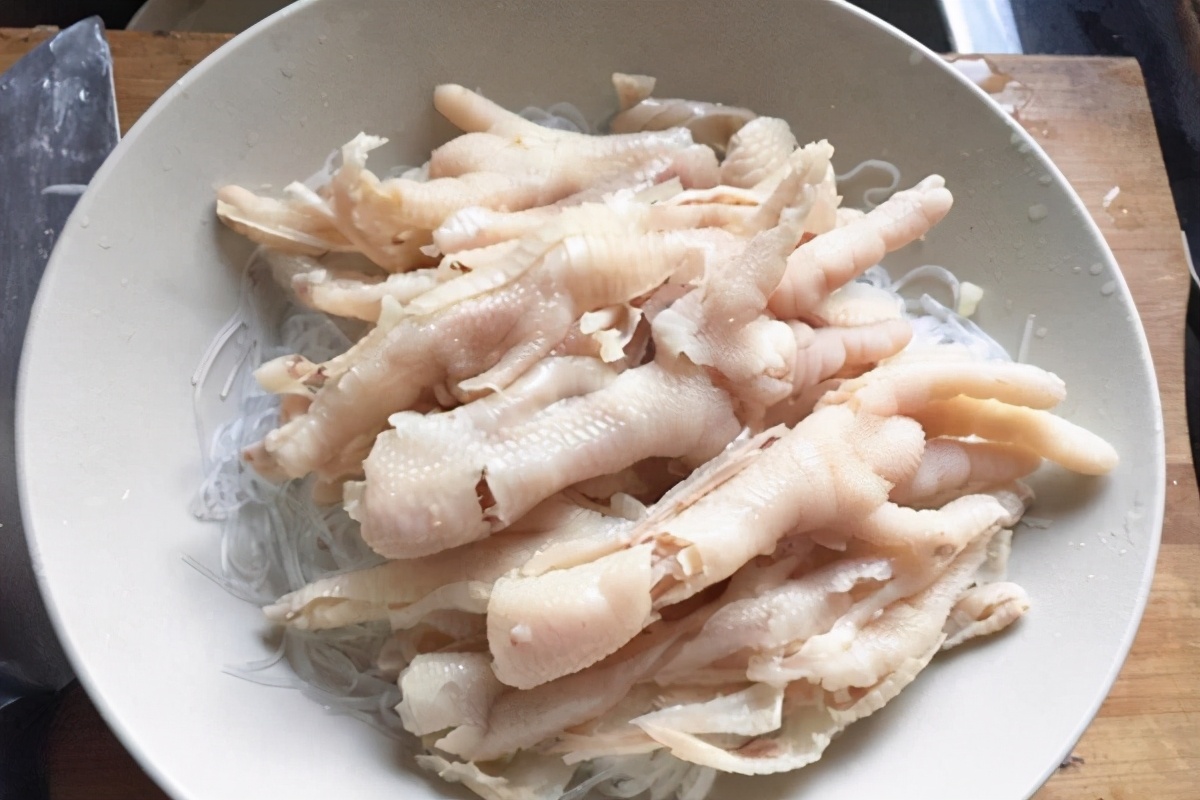 Dish of the eve of the lunar New Year -- the cate of small hot, acerbity bright -- lemon does not have bone phoenix claw