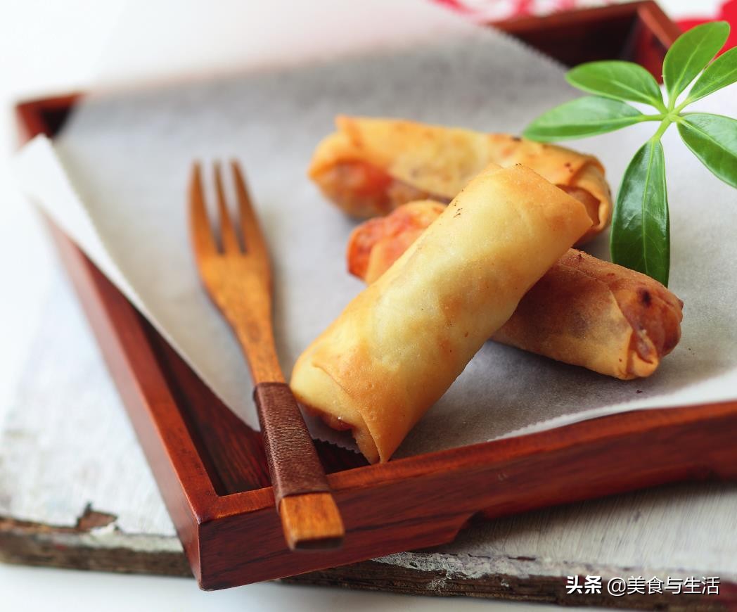 教你在家做春捲，從攤餅皮到成品，步驟簡單詳細，宴客上桌真不錯