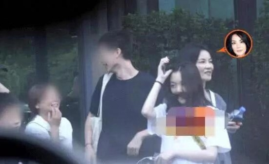 李嫣戴墨镜方式火上热搜，自称李十万怒怼喷子，王菲女儿太个性