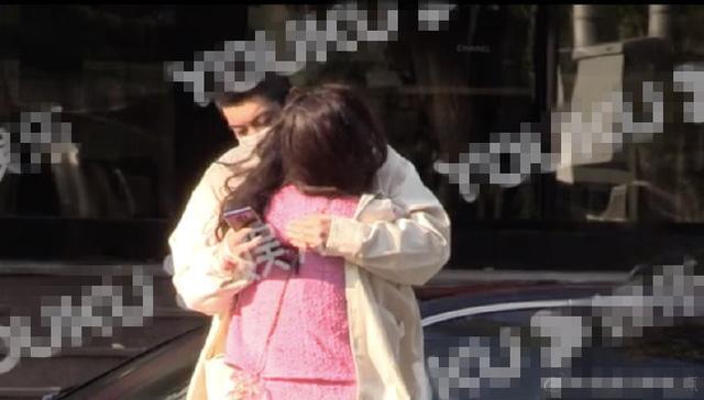 霍思燕与好友聚会室内抽烟再被拍，动作熟练似老烟枪