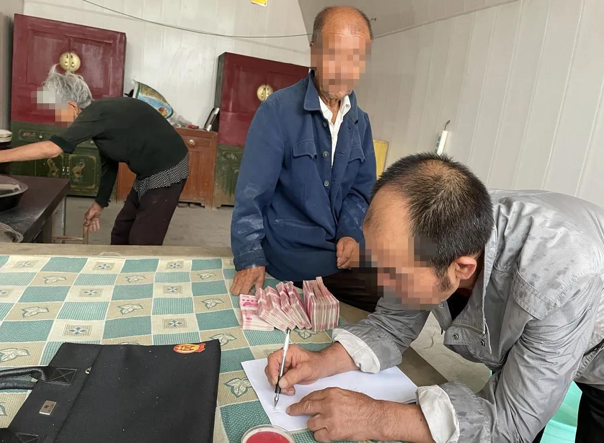 【我为群众办实事】绥德法院冒雨上门为八旬老人兑付执行款