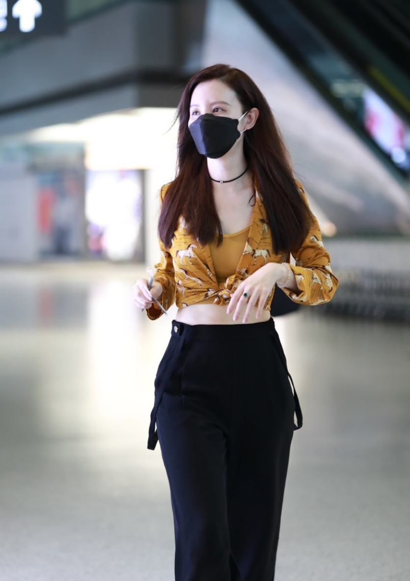 张萌真是会保养的姐姐，衣服勒的这么紧，却仍