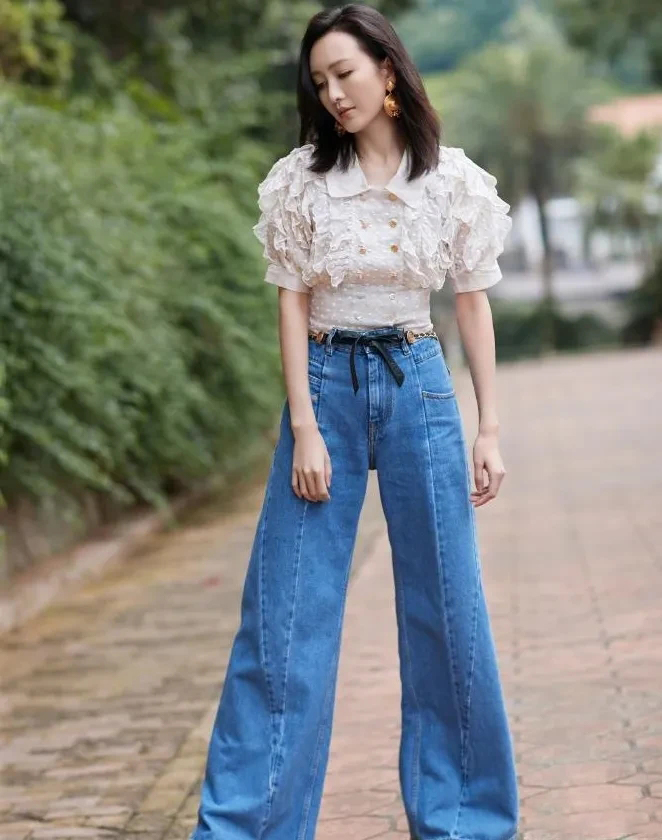 周杰伦老婆穿牛仔裤晒美照，身材颜值很出众，低调简约没明星架子