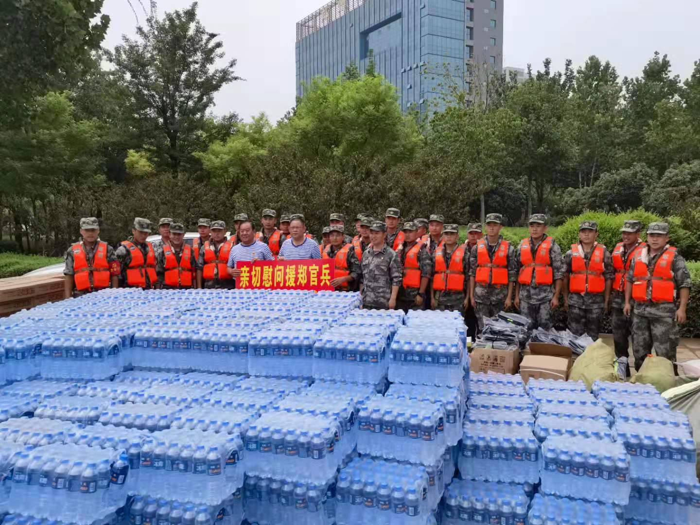 军地联动 河北魏县一千件矿泉水千里飞驰河南抗洪一线