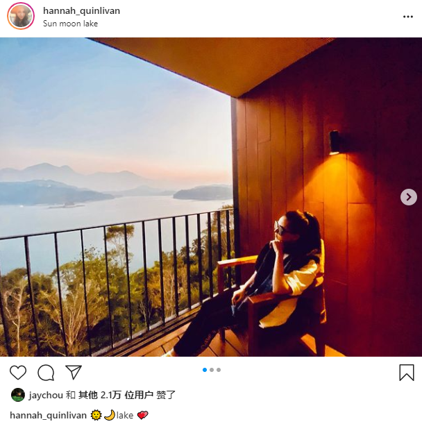 周杰倫曬乘豪華遊艇照，蹺二郎腿霸氣攬嬌妻昆凌，畫面甜蜜恩愛