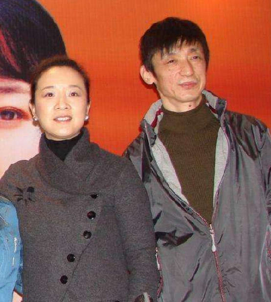 52岁陈小艺近照曝光，隐藏了22年的老公，原来是熟悉的他