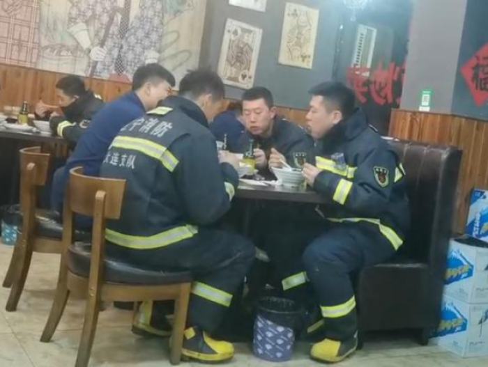 為讓消防員吃碗熱乎面，這家面館凌晨推遲閉店