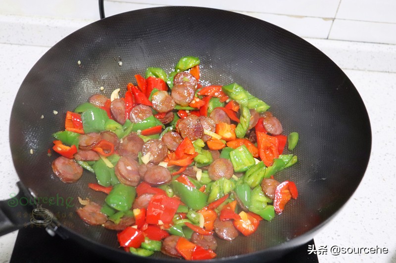 問了大廚才知道，炒臘腸很多人直接炒，少了一步，怪不得味道不對