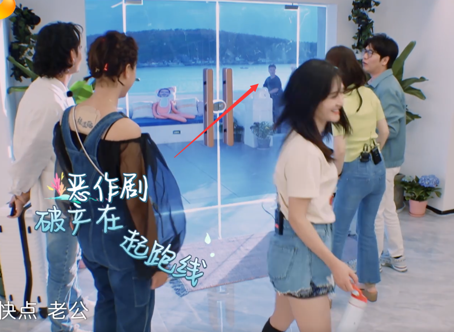 这就是艺术家修养，和蔡少芬握手时，郎朗这个动作太绅士