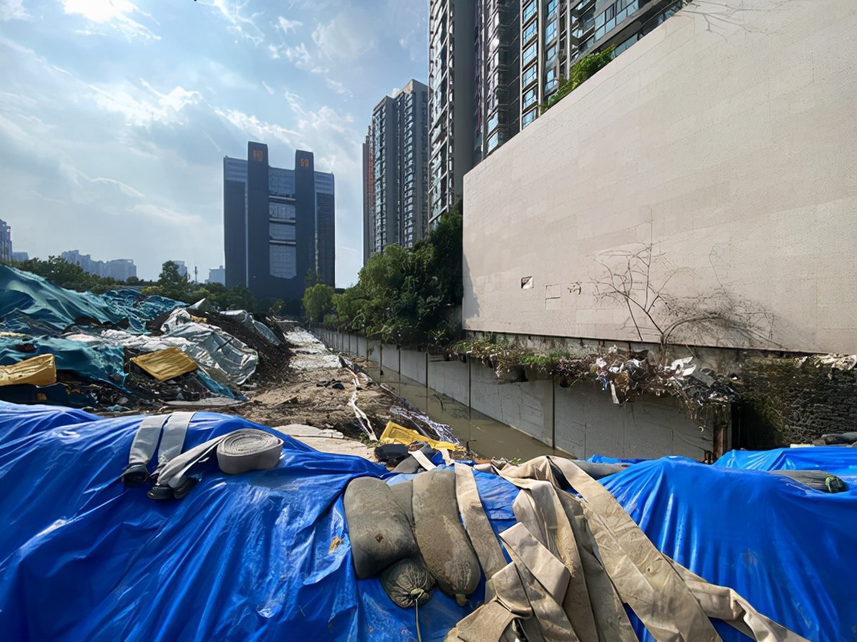 雨水冲破空心墙，郑州一小区车库被泡！开发商：临时空心墙符合竣工标准