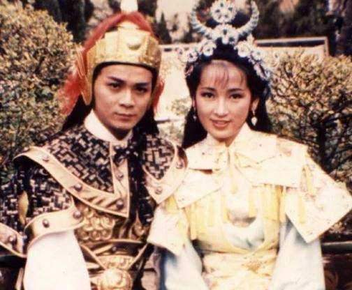 黄日华在爱妻临终前承诺永不再娶，买下夫妻墓