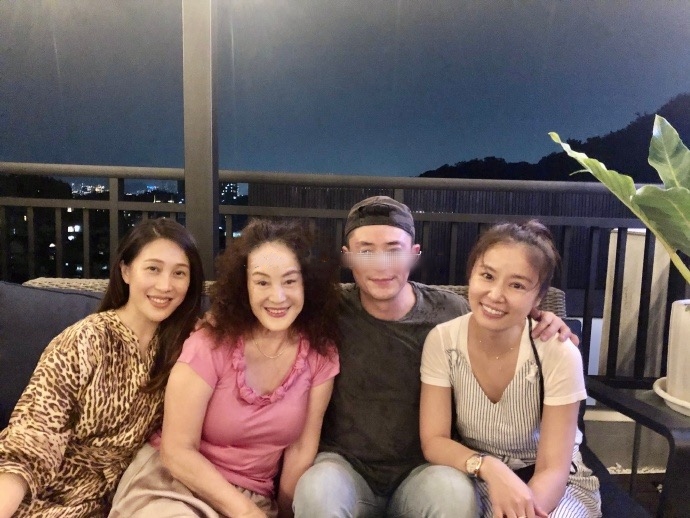 霍建华一家三口七夕聚会吃烤肉，小海豚正脸首曝光，长得像林心如