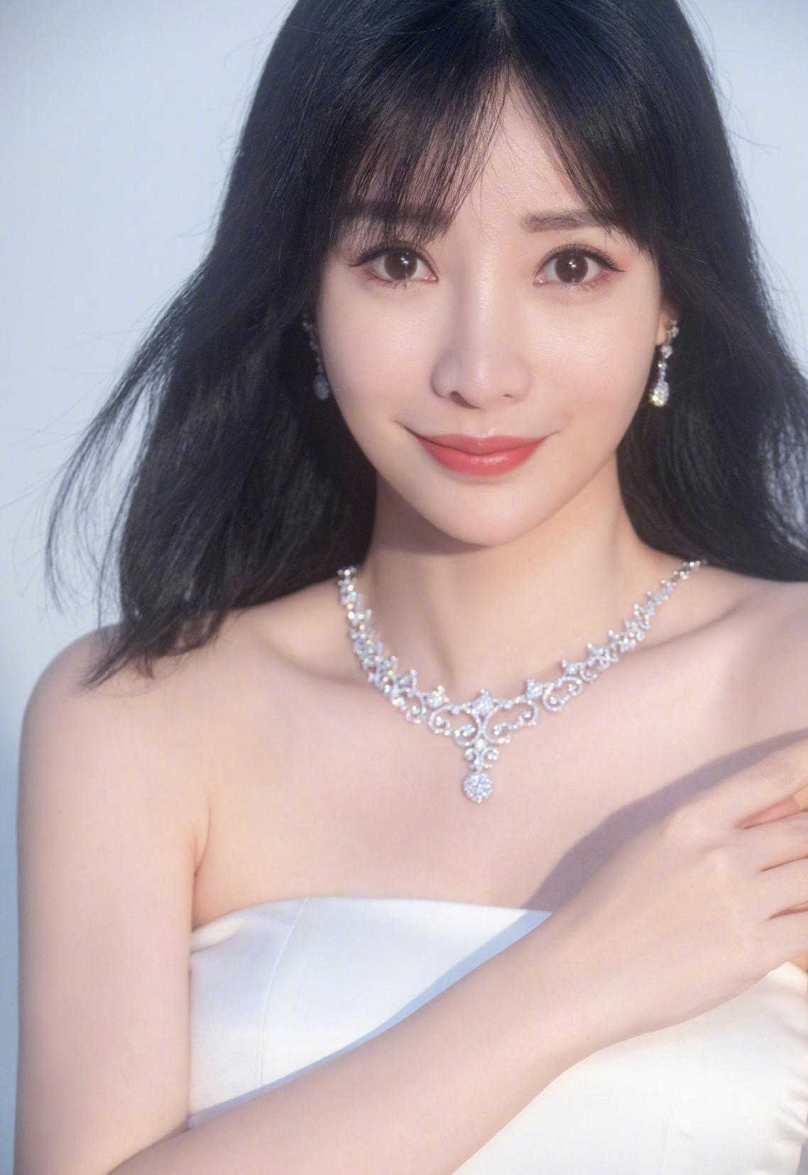 40岁柳岩发文谈婚姻焦虑，坦言太理想，自曝感情史被前男友痛甩