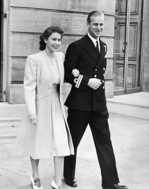 菲利普一生情妇无数，女王母亲妹妹去世，仍跟