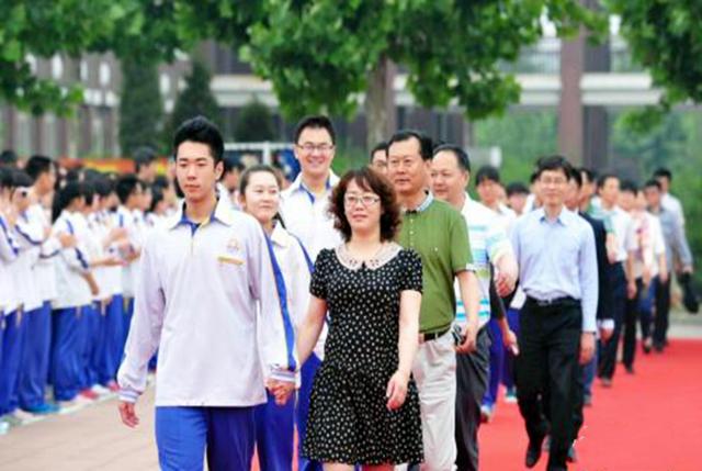 李玫瑾:父母再忙也要给孩子过三个生日,过好了,孩子人生走不偏