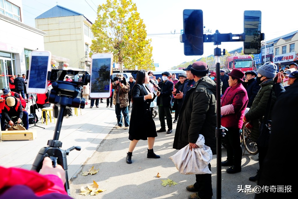 平邑文化下乡赶大集让群众看文艺演出比赶集买白菜还方便