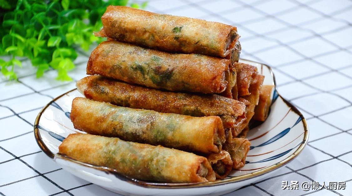 初春嚐鮮，挖野菜一天能賣100元，這樣包著春捲吃，還會灌湯