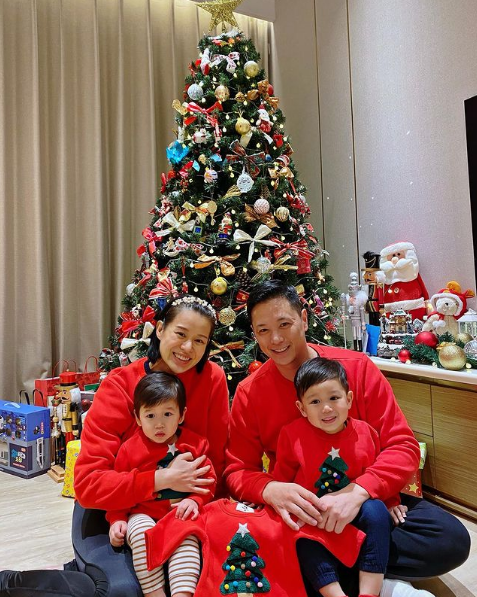 胡杏兒摟倆兒子幸福同框，奕霆趴媽媽孕肚感受胎動，畫面溫馨有愛