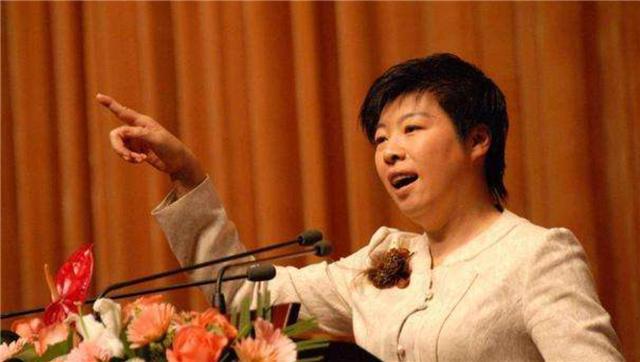 还记得那个被轰下台的于丹吗？在跌落神坛的日