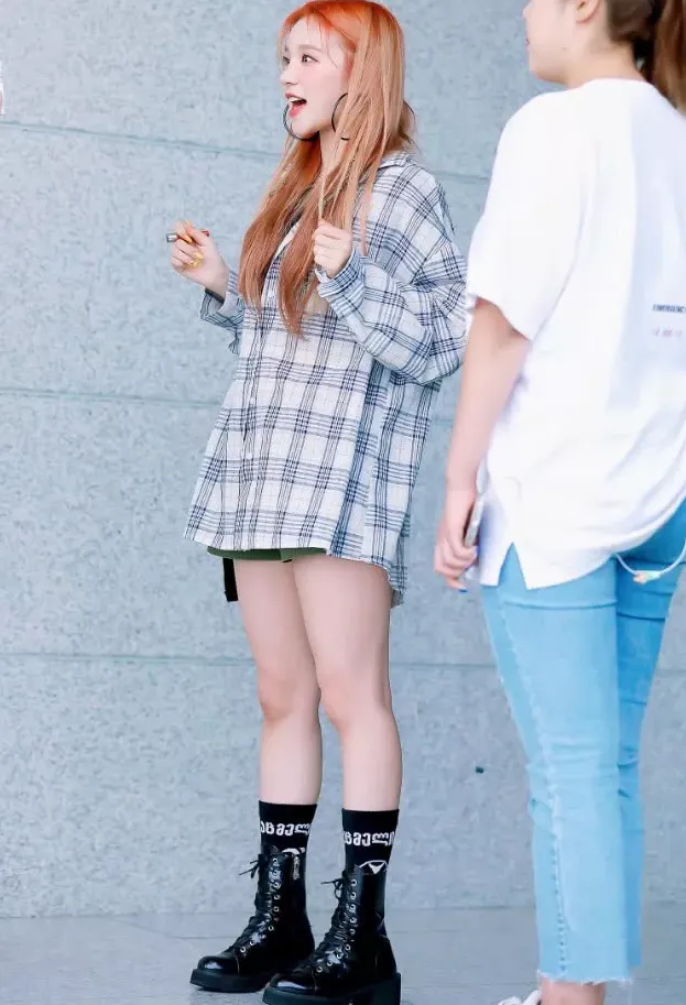 宋雨琦故意把袜子穿鞋子外面，本以为丑到爆，