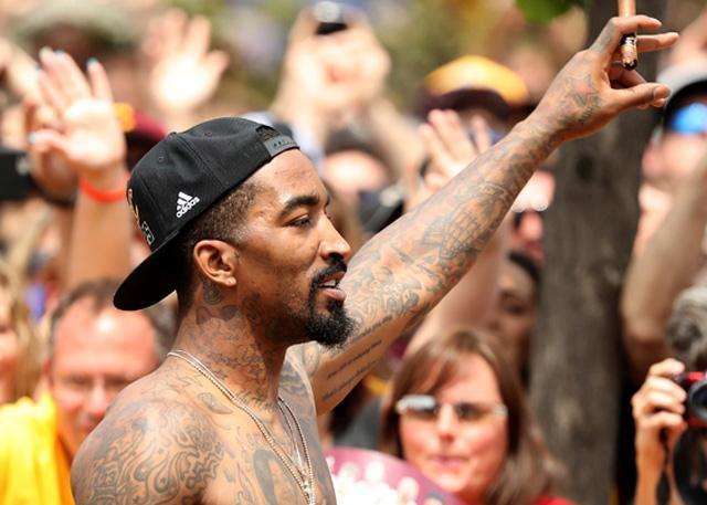 【影片】JR又脫衣服了！時隔4年再次獲得總冠軍，這一次他要「裸」幾天？-黑特籃球-NBA新聞影音圖片分享社區