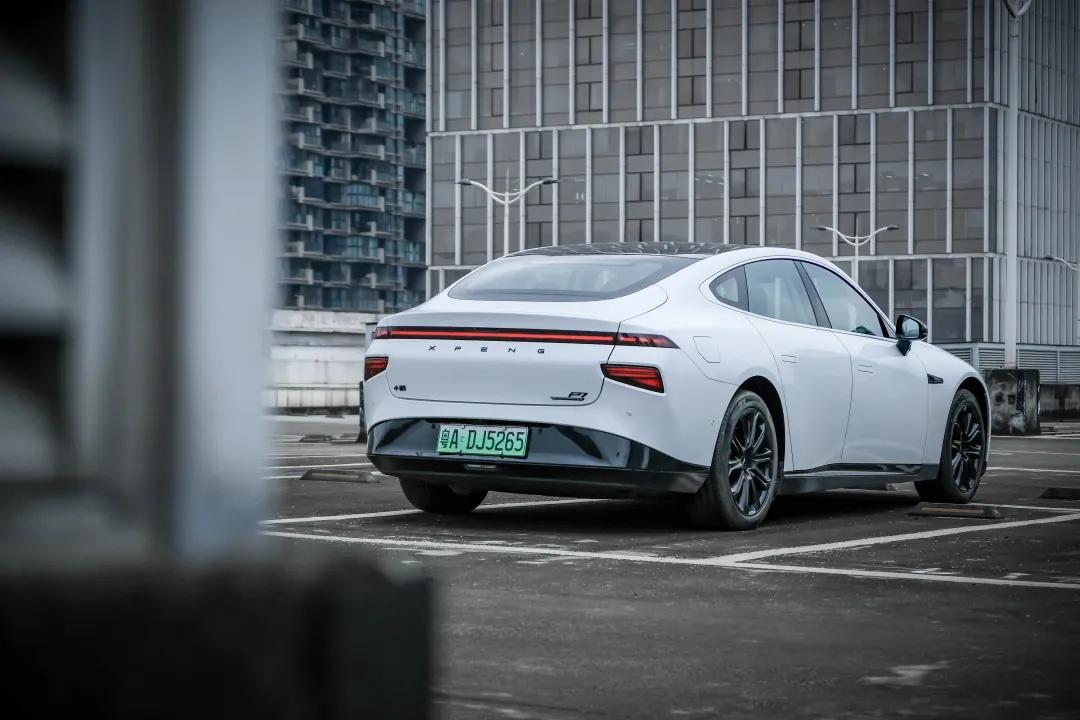 坐进小鹏P7车里，你开的不是车，而是未来