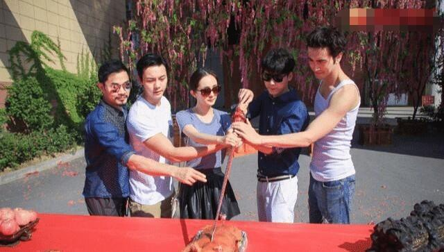 6年前《古剑奇谭》开机照，热巴胖得像个群演，