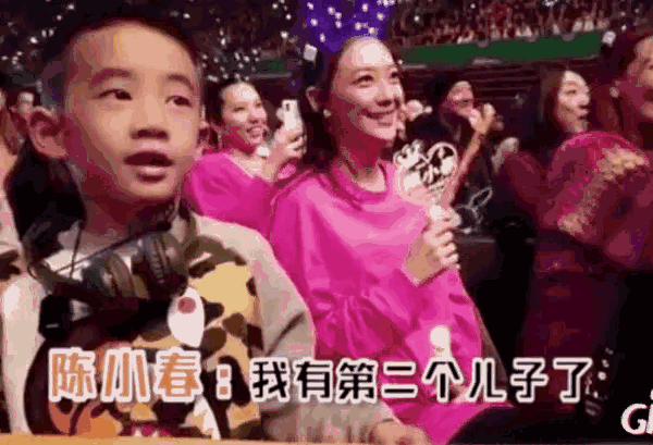 Jasper暴风长高，满身奢侈品梳鸡冠头逗应采儿，跳街舞可爱