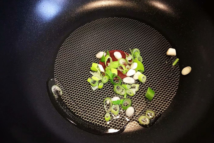 “疙瘩湯”的這個做法火了，10分鐘出鍋，好吃解饞，怎么也吃不夠