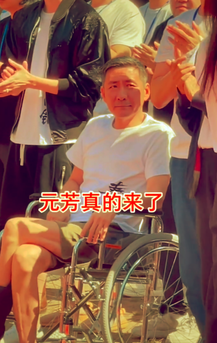 “元芳”张子健近况曝光，身型暴瘦满头白发，受伤坐轮椅跷二郎腿-第2张图片-大千世界