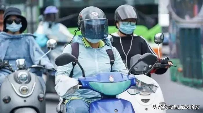 电动车上路,除了戴头盔,还要准备哪些东西?