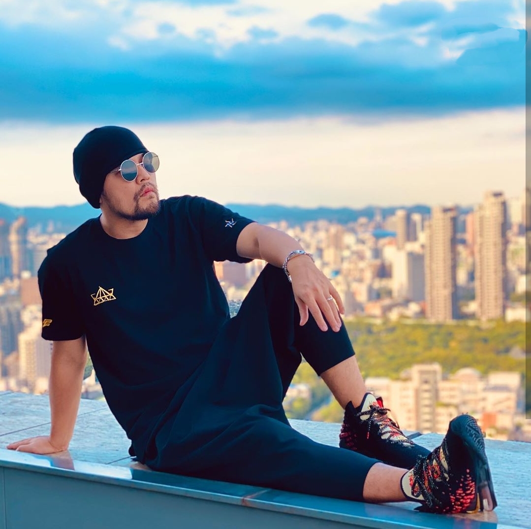 周杰伦时隔4年再晒父女牵手照，海瑟薇身高瞩目，时髦气质似昆凌