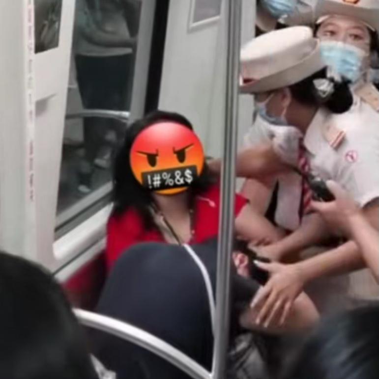 大媽和情侶搶座位,薅住女子頭髮不鬆手,網友:力氣比年輕人都大