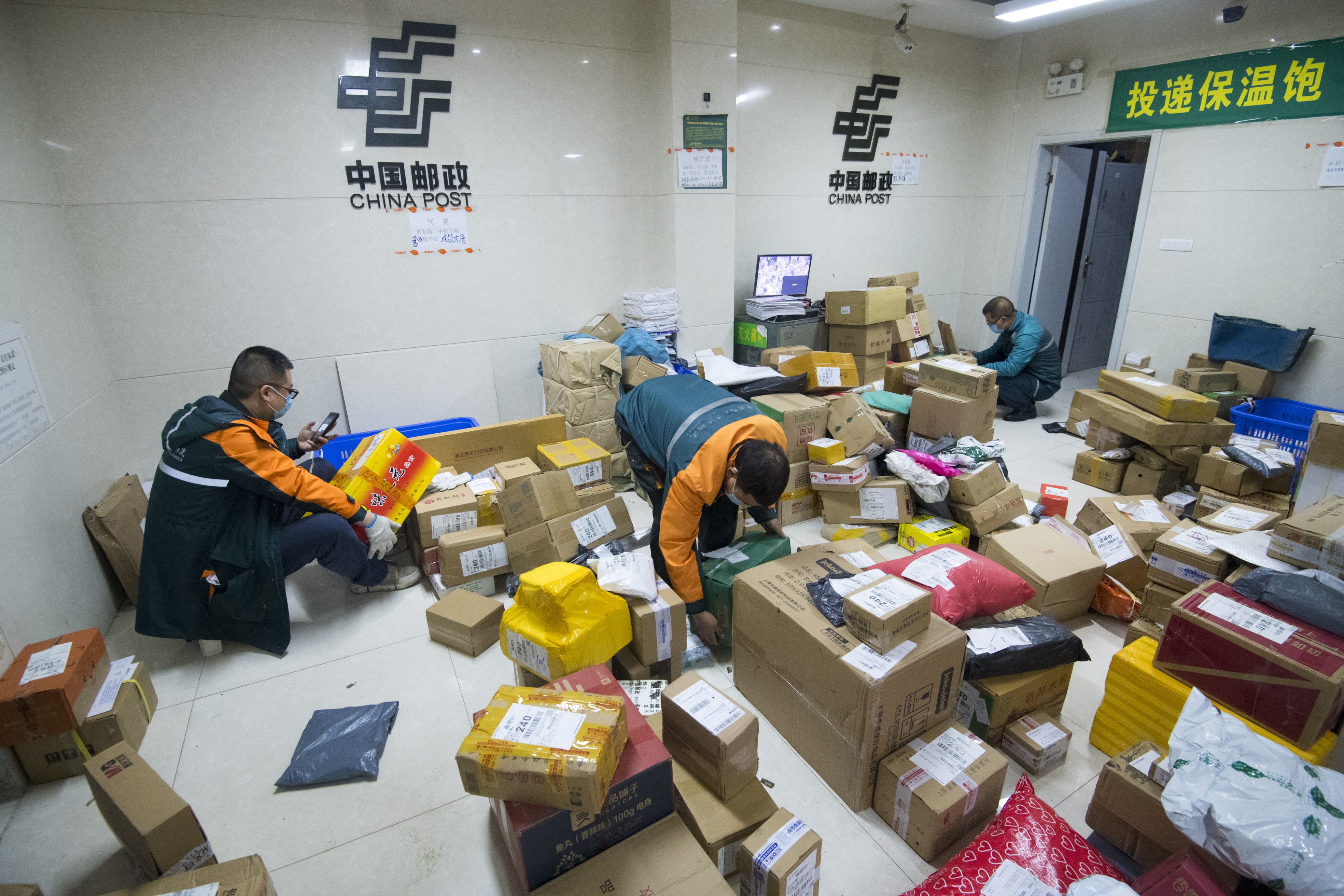 中国邮政年亏损百亿，为什么还没倒闭？资本不到的地方国家为你送
