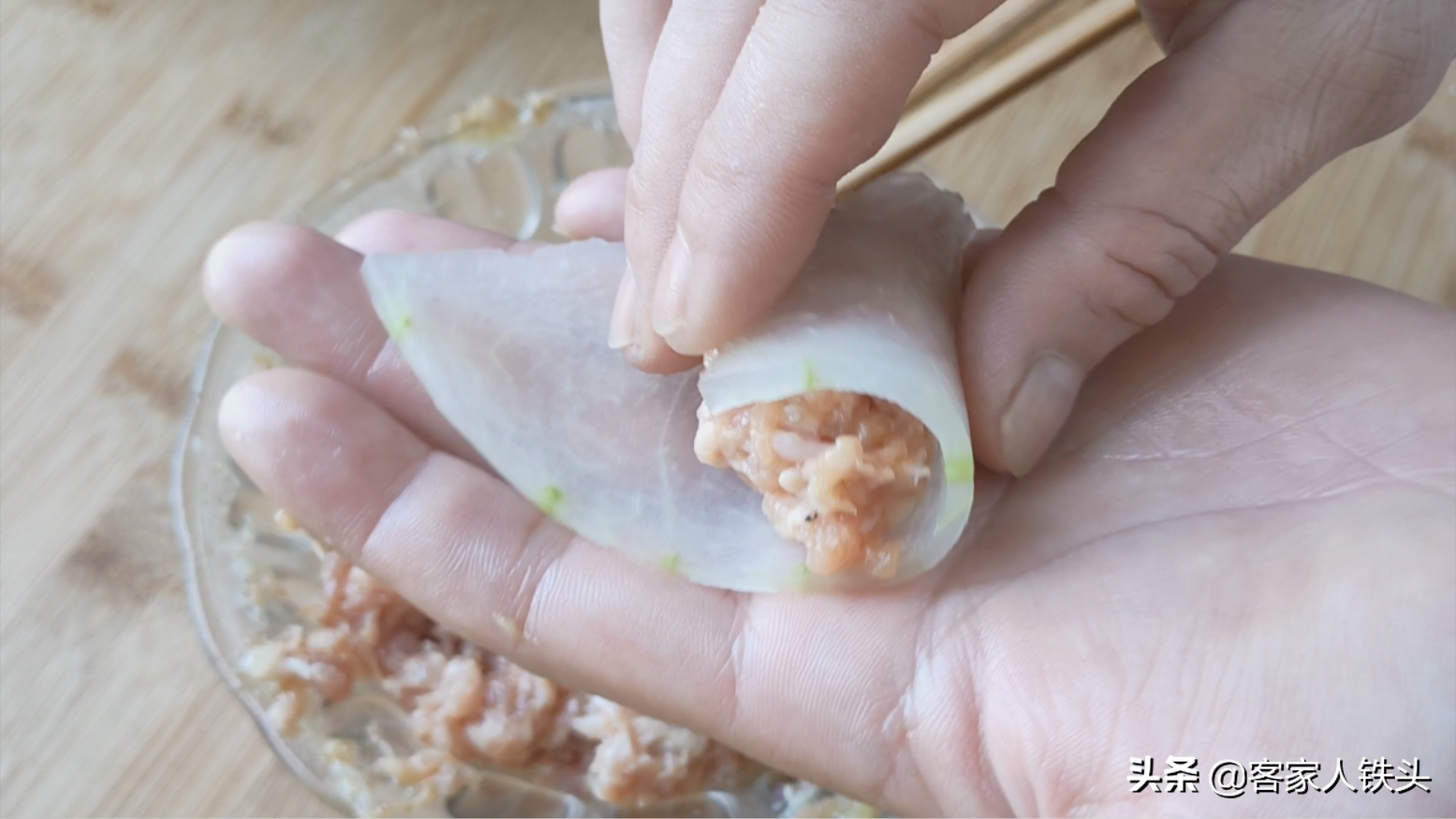 1块冬瓜2把粉丝卷一卷，以后待客就这样做，营养好吃简单又漂亮