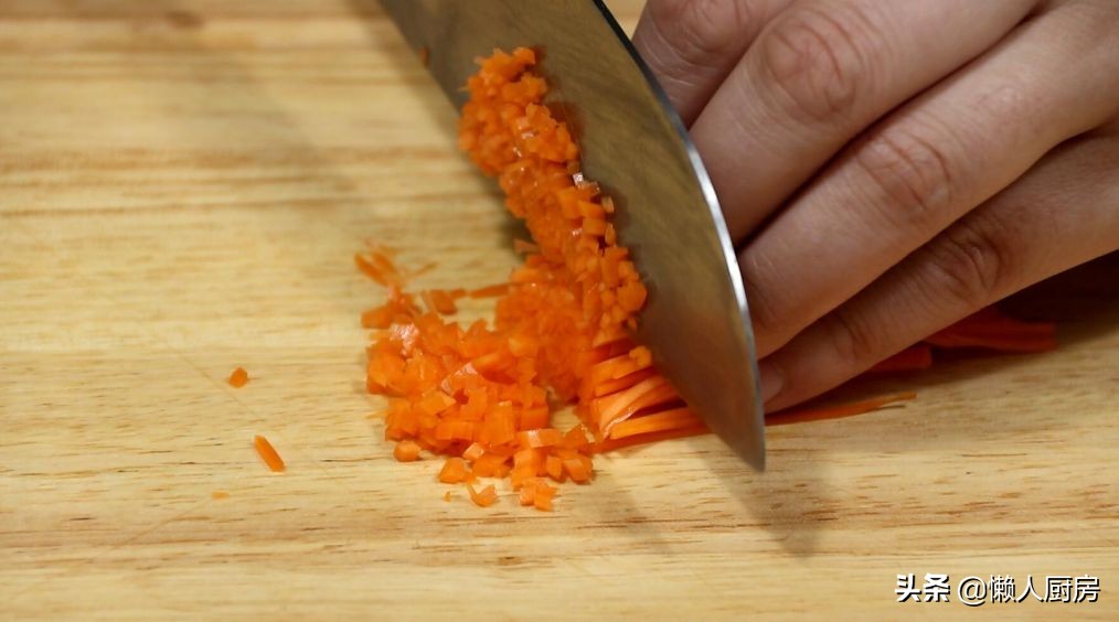 沒想到紫菜炒飯這麼好吃，配上1個雞蛋和半根胡蘿蔔，顏色豐富