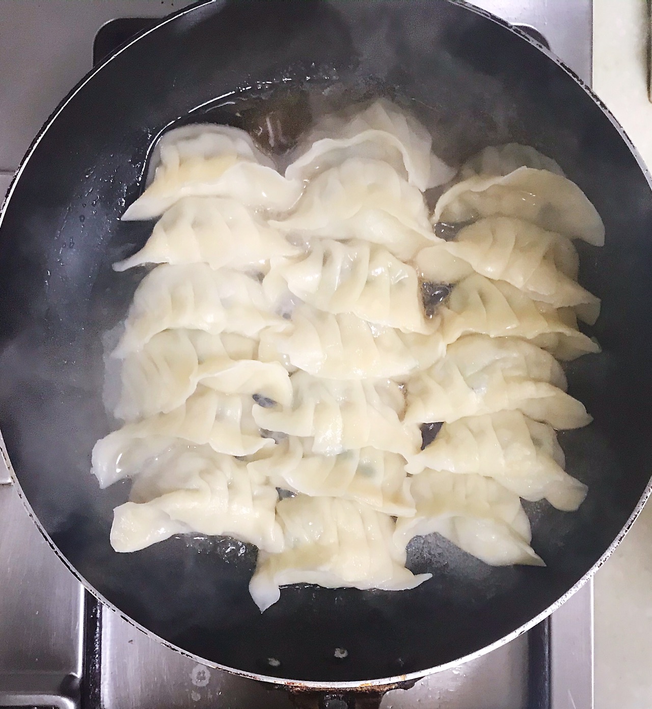 孩子馋嘴想吃煎饺，自己在家做，外脆里嫩，真好吃