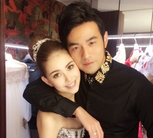 周杰伦昆凌为儿子庆生，全家动手做甜品，女儿正脸曝光鼻子太挺