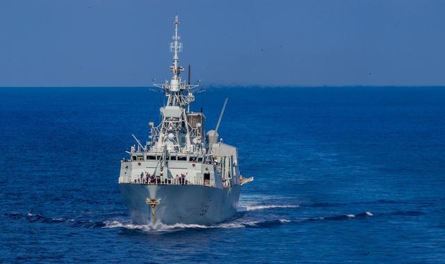 加拿大铁心亲美，却连遭美欺负，双方军舰对峙，加舰载机确认坠毁