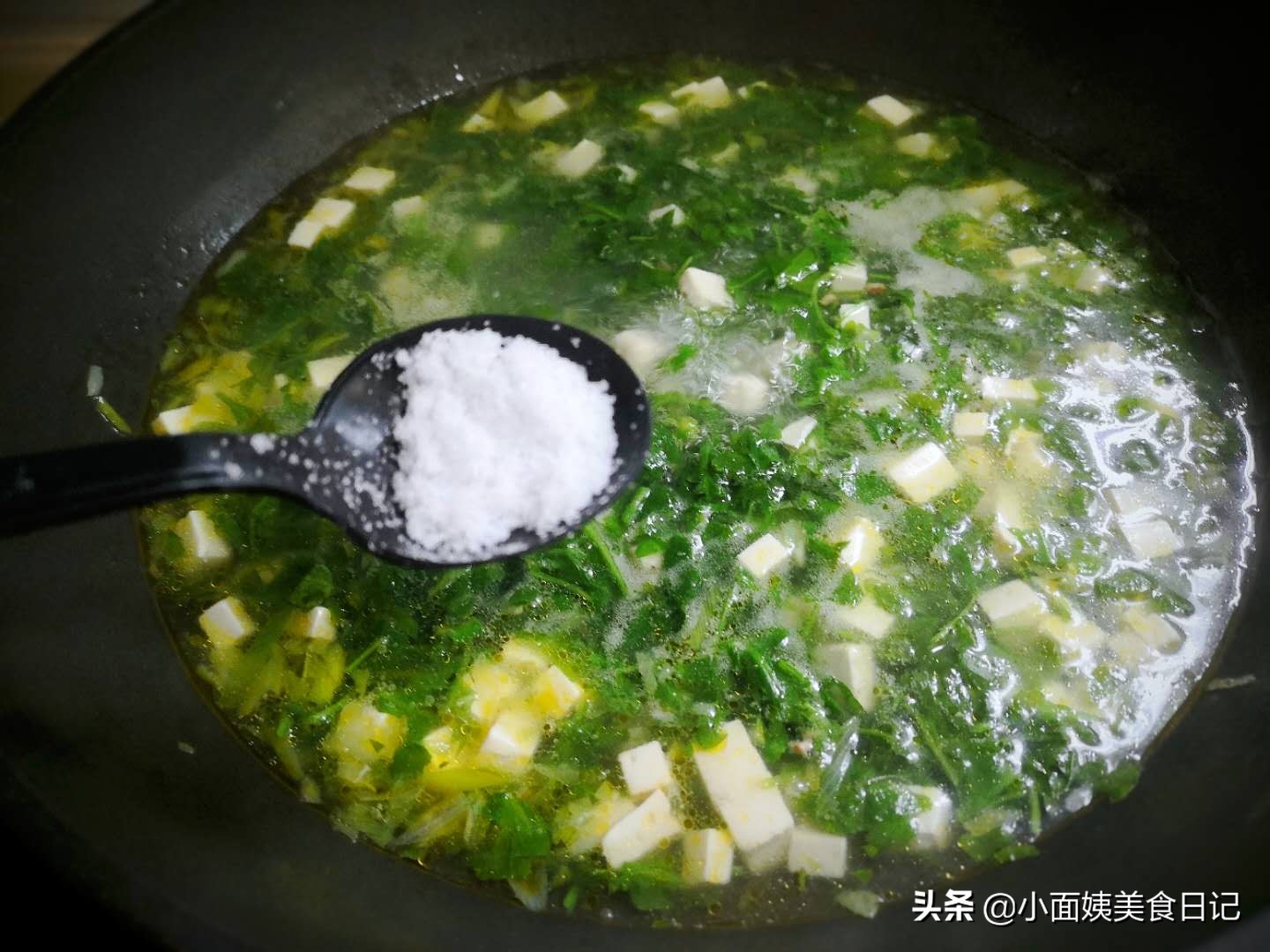 This soup is often cooked with tofu in autumn. It has a smooth taste and is light and nourishes the stomach. It is a bowl of nutrition and comfort in cold weather.