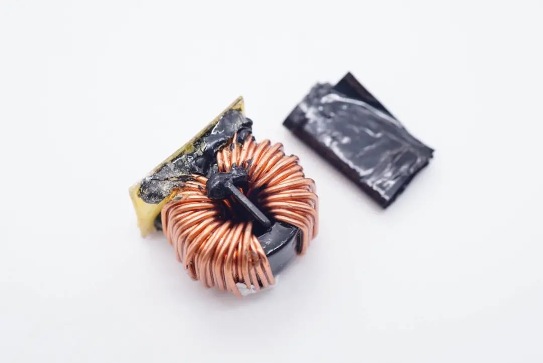 华硕最强游戏本标配300W电源，内置4颗氮化镓，内部结构揭晓