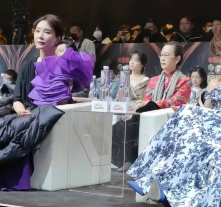 马伊琍陈数参加国剧盛典被指坐姿散漫，与后排