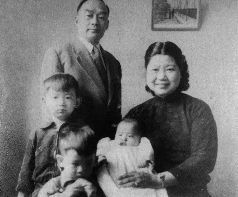年轻貌美的戴笠秘书，嫁给51岁的“西北王”胡宗南，他有何魅力？